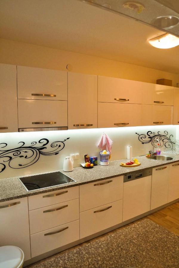 City Center Grand Apartment - Three-Bedroom, Free Parking Sarajevo Eksteriør bilde