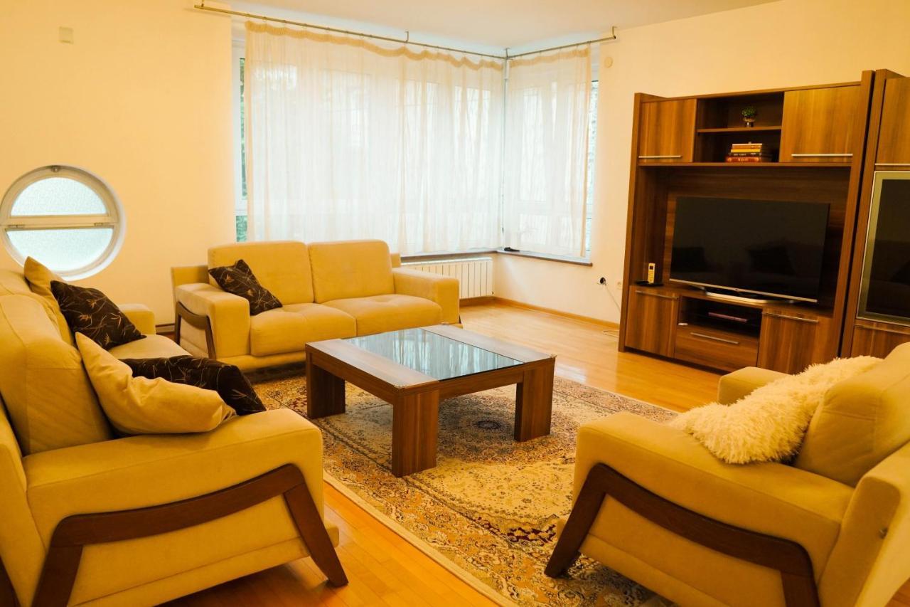 City Center Grand Apartment - Three-Bedroom, Free Parking Sarajevo Eksteriør bilde