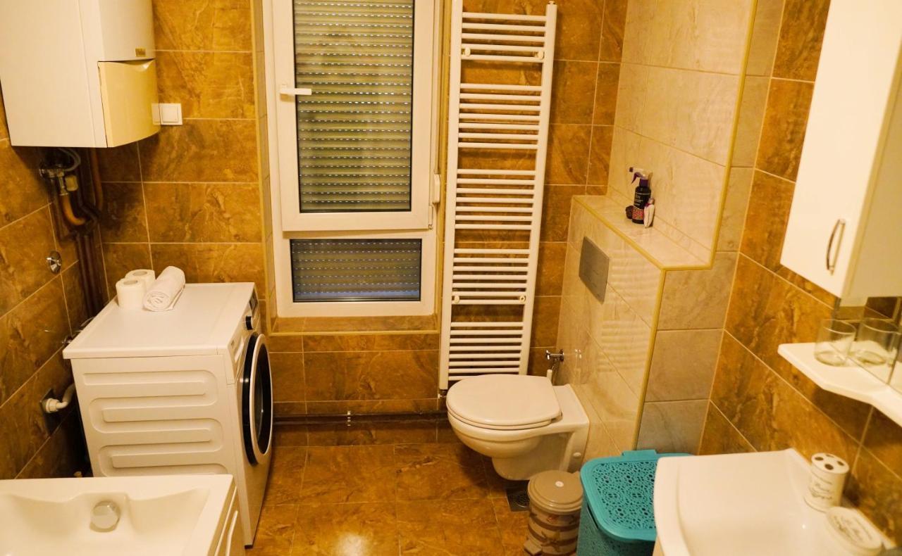 City Center Grand Apartment - Three-Bedroom, Free Parking Sarajevo Eksteriør bilde