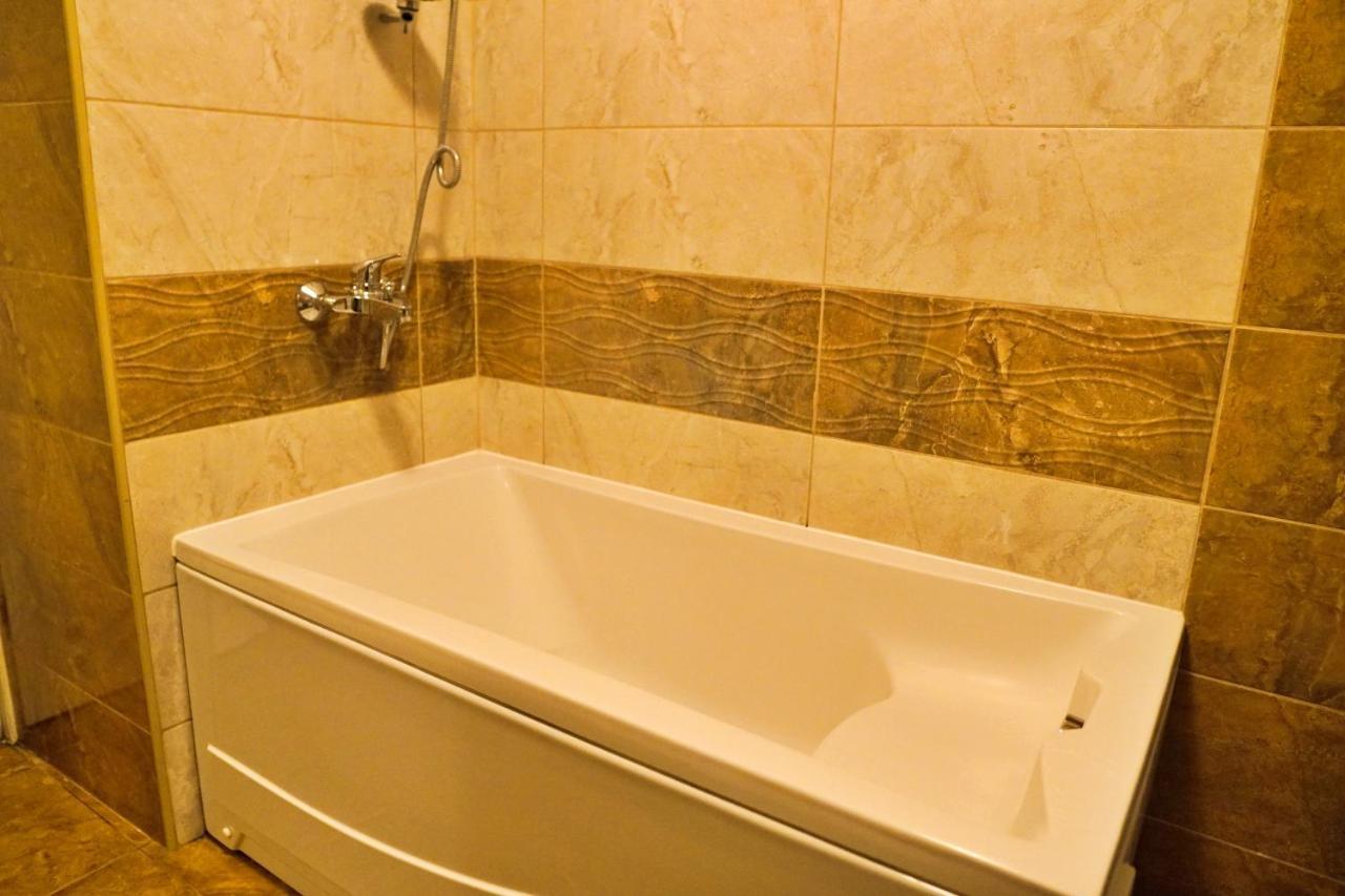 City Center Grand Apartment - Three-Bedroom, Free Parking Sarajevo Eksteriør bilde