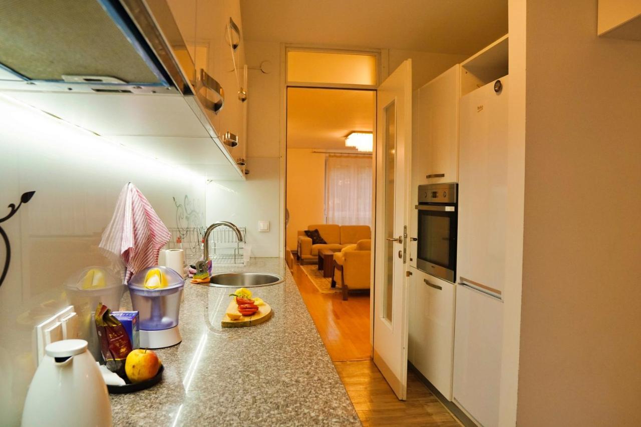 City Center Grand Apartment - Three-Bedroom, Free Parking Sarajevo Eksteriør bilde