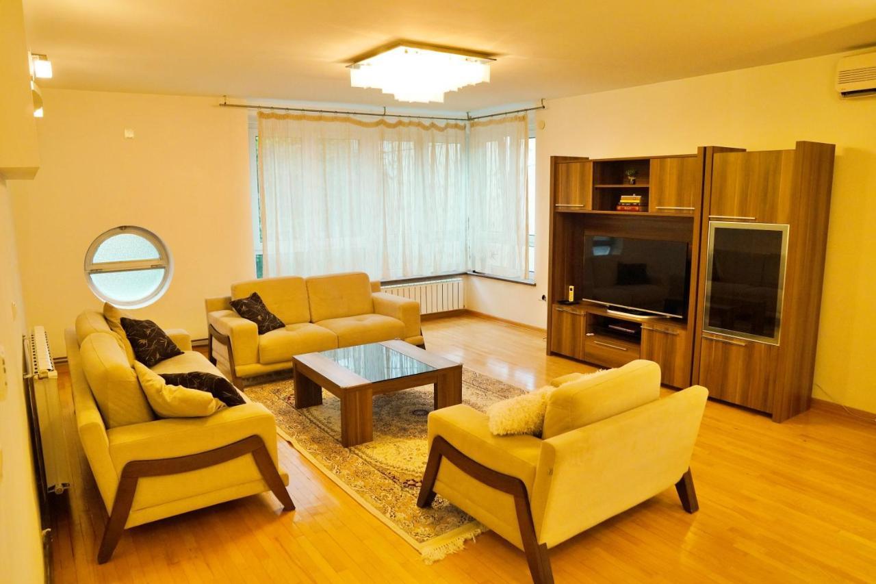 City Center Grand Apartment - Three-Bedroom, Free Parking Sarajevo Eksteriør bilde