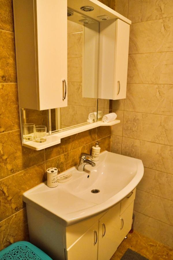 City Center Grand Apartment - Three-Bedroom, Free Parking Sarajevo Eksteriør bilde